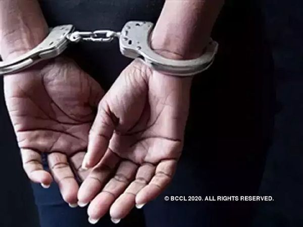 पुलिस ने आरोपी को गिरफ्तार कर लिया है (प्रतीकात्‍मक तस्‍वीर)