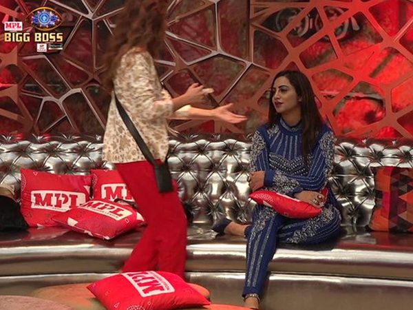 Bigg Boss 14 arshi khan talks to Salman khan on vikas gupta topic
