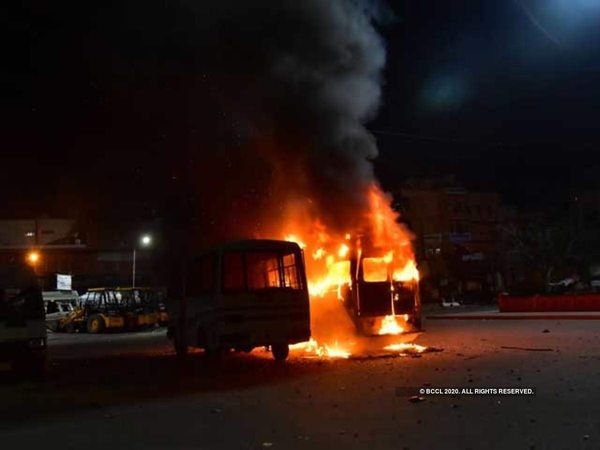 यूपी के आजमगढ़ में ग्राम प्रधान की हत्‍या से उग्र हुई भीड़, कई जगह आगजनी, तोड़फोड़