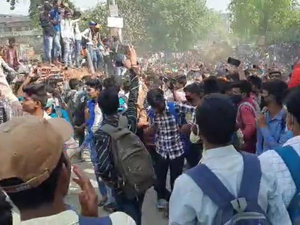 Bihar : students resorted to arson district administration tried to enforce COVID-19 guideline Sasaram 
