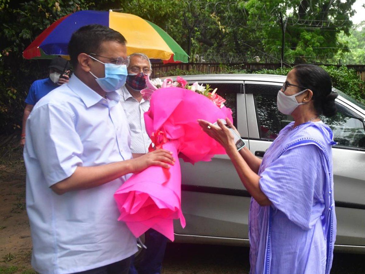 Mamata Meets Kejriwal : दिल्ली में केजरीवाल से मिलीं ममता, क्या तैयार हो रहा विपक्षी मोर्चा