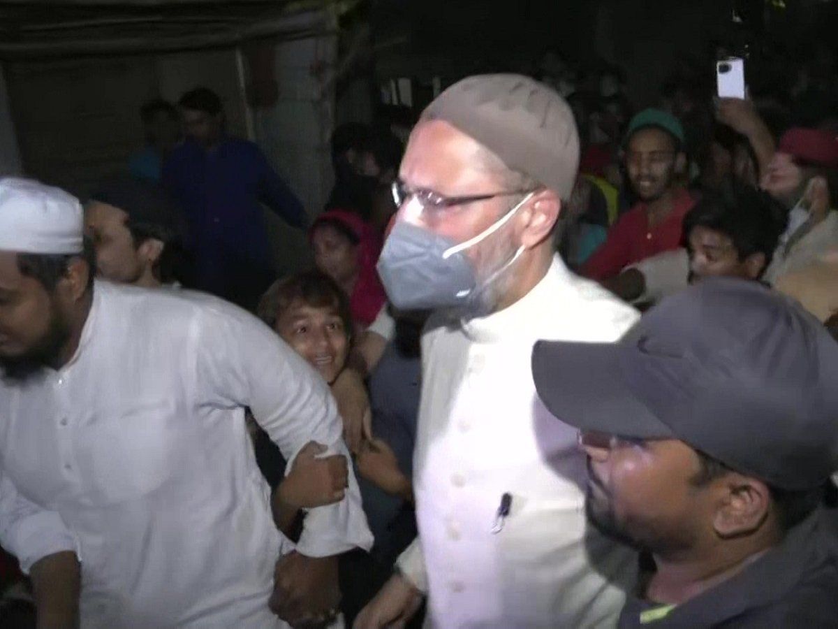 जहांगीरपुरी में जहां चला बुलडोजर वहां पहुंचे ओवैसी, बोले- मुसलमानों को सामूहिक सजा भुगतनी पड़ रही