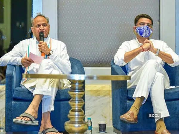 राजस्‍थान के मुख्‍यमंत्री अशोक गहलोत व पूर्व उपमुख्‍यमंत्री सचिन पायलट (फाइल फोटो)