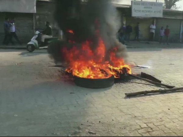 Assam:नागरिकता (संशोधन) विधेयक के खिलाफ उबला असम, गुस्साए लोग सड़कों पर उतरकर कर रहे हैं प्रदर्शन