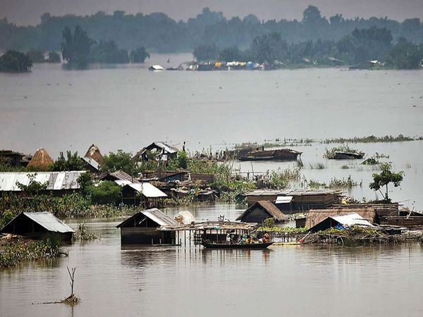 Assam Flood 20th july 2020: असम में बाढ़ की स्थिति गंभीर, अब तक 111 लोगों की मौत, लाखों लोग विस्थापित