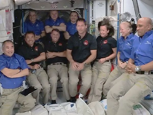 अंतरिक्ष यात्रियों को लेकर ISS पहुंचा SpaceX कैप्‍सूल, एक दशक में पहली बार जुटी इतनी भीड़ [Video] (NASA)