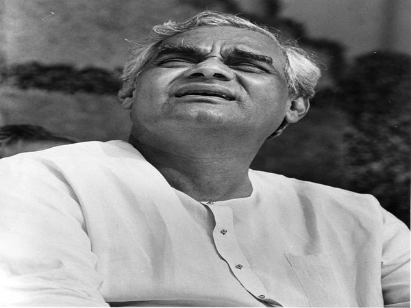 Hindi Day, 14 September Hindi Day, Atal Bihari Vajpayee, Lalu Prasad, Chandrashekhar, IK Gujral