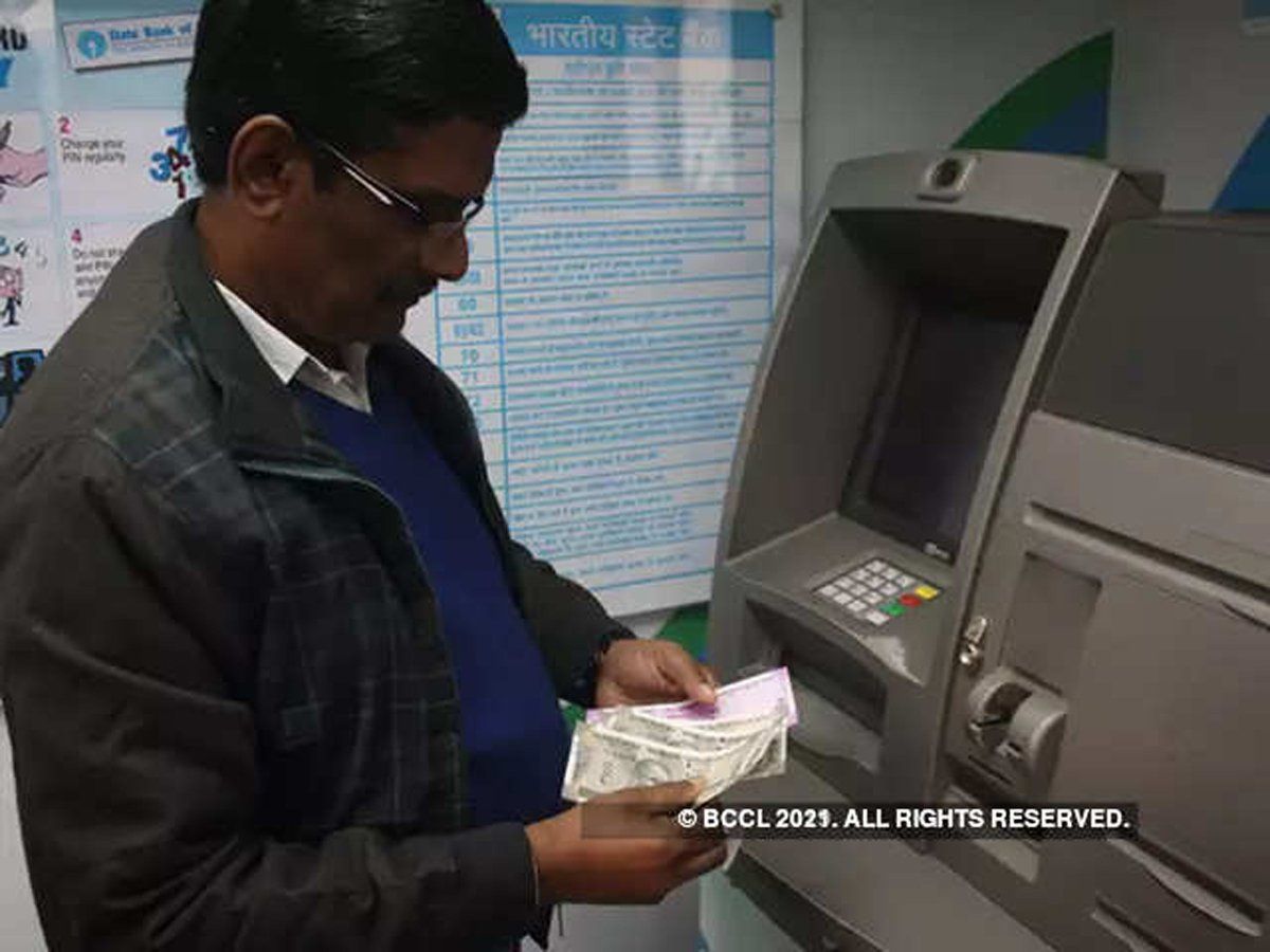 ATM fee hike : एटीएम इंटरचेंज शुल्क में बढ़ोतरी, पर अपने बैंक ATM से कर सकते हैं हर महीने 5 फ्री लेनदेन