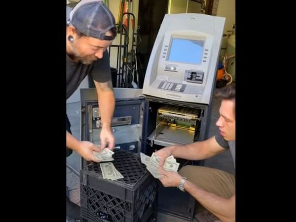 Men buy old ATM machine find Rs 1.49 lakh in it viral video in hindi