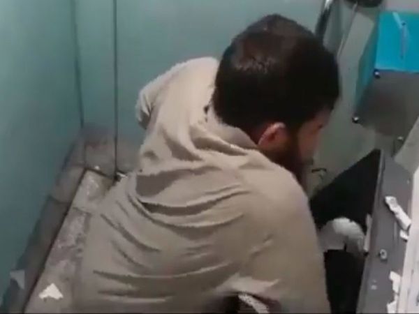 ATM Machine Video Man got card back in unique way funny viral video in hindi