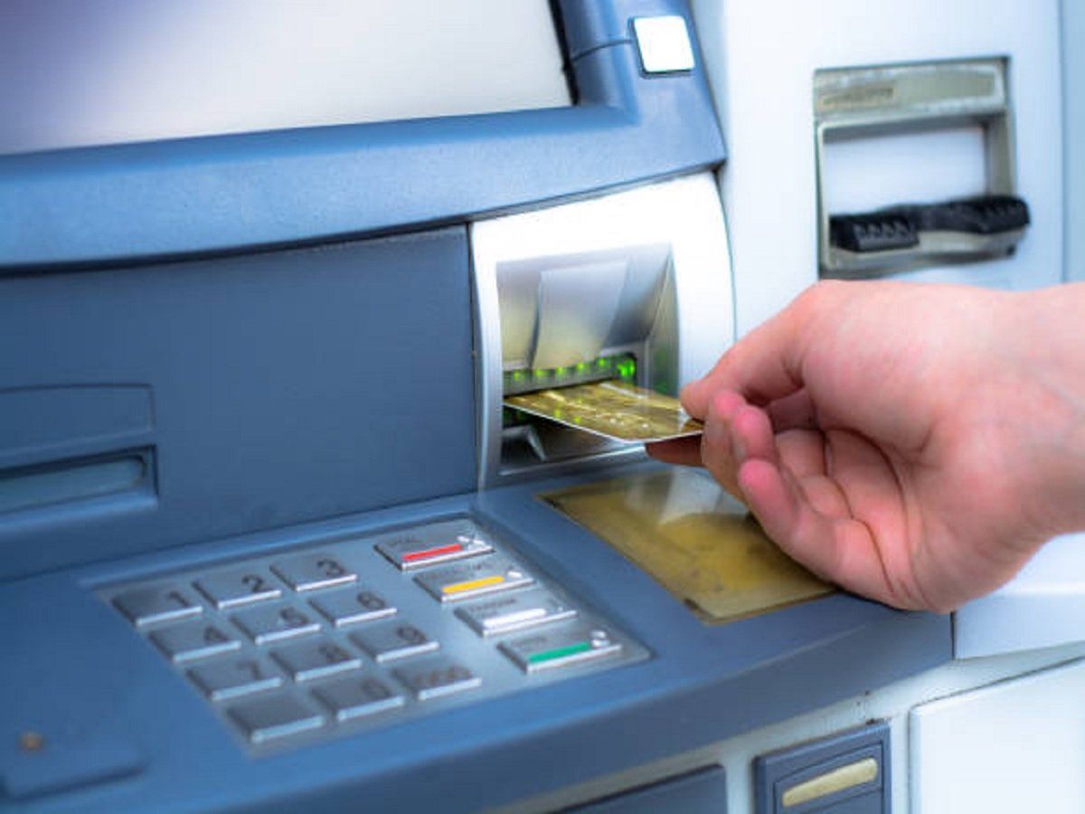 Big Banking Alert: नए साल में आम आदमी को लगेगा जोर का झटका, ATM से पैसे निकालना होगा महंगा