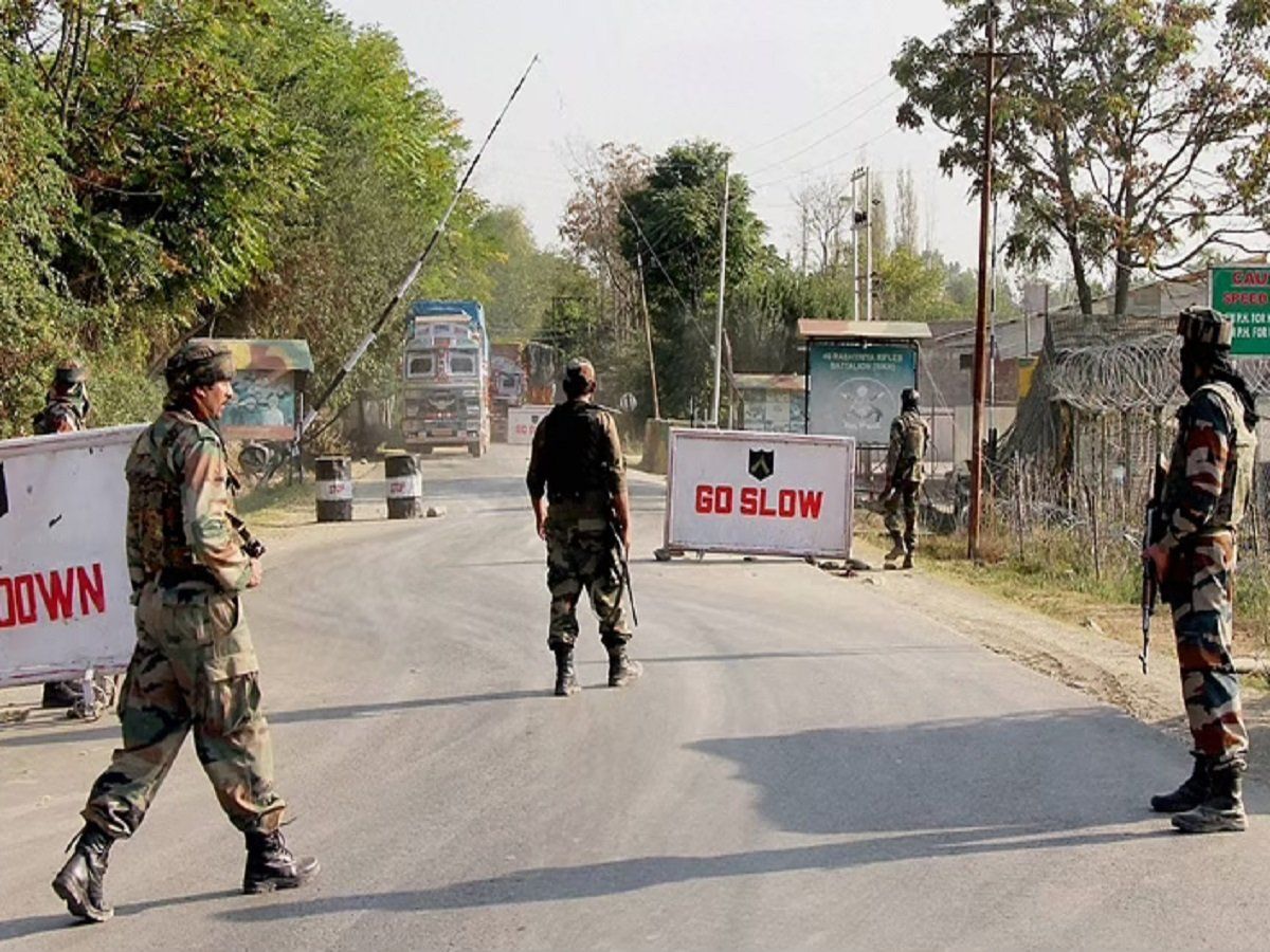 जम्मू-कश्मीर: सोपोर में नगर पालिका कार्यालय पर आतंकी हमला, एक काउंसलर और एक पुलिसकर्मी की मौत