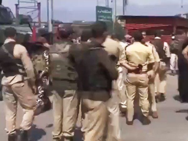 Terrorists carried out grenade attack on Hari Singh Street in Srinagar kashmir 9 injured see Video