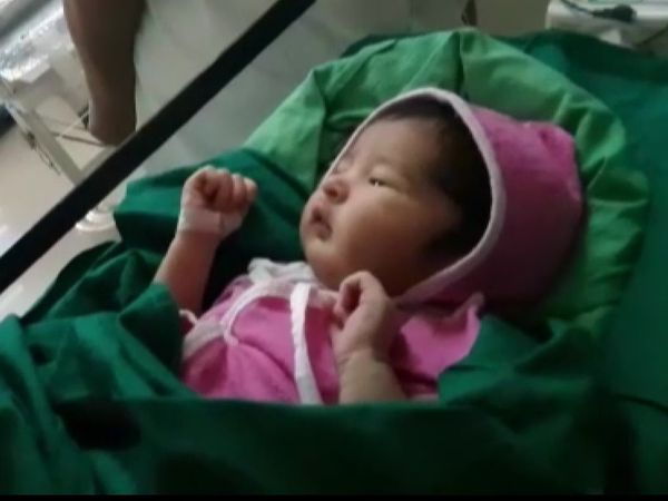 वीडियो में मां को निहारती रही बच्‍ची, कोरोना संक्रमित महिला और नवजात ने एक-दूसरे को कुछ ऐसे देखा [PICS]