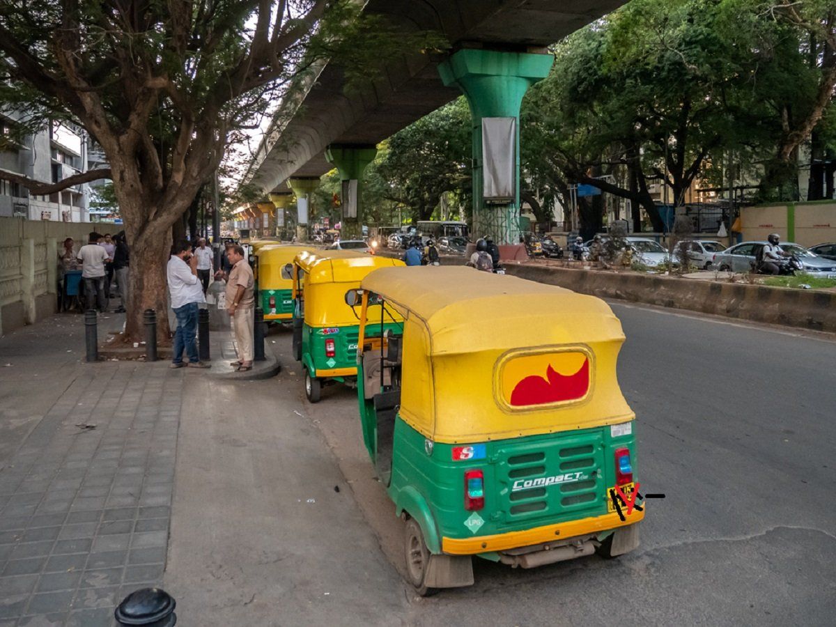 तेज गति से चल रहे ऑटो से कूदने को मजबूर हुई महिला, ट्विटर पर बयां की आपबीती