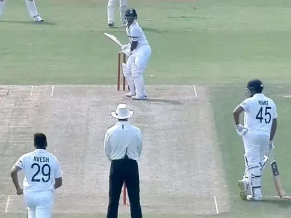avesh khan bowling to mayank agarwal