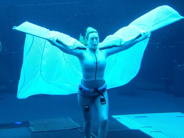 Avatar 2 new BTS James Cameron Film set features Kate Winslet underwater