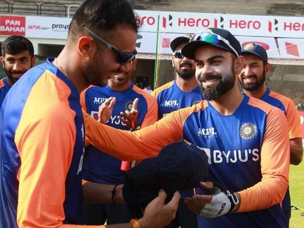 axar patel receives test debut cap from captain virat kohli
