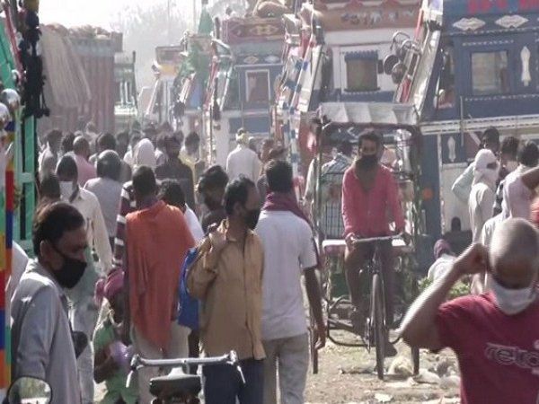 दिल्ली की आजादपुर सब्जी में सोशल डिस्टेंसिंग का मजाक, हम क्यों भूल रहे हैं  अपनी जिम्मेदारी