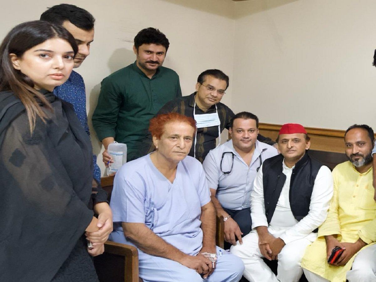 जब अखिलेश यादव मेट आजम खान- बोले- आप जल्द स्वस्थ होकर आएं