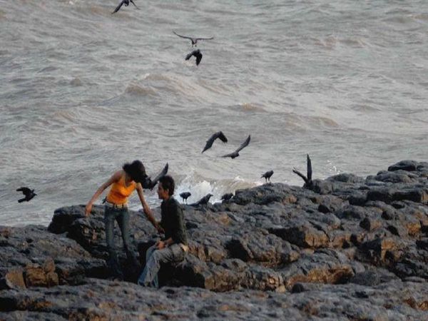 Couple Caught Having Sex on Philippine Beach even as cops stand over them