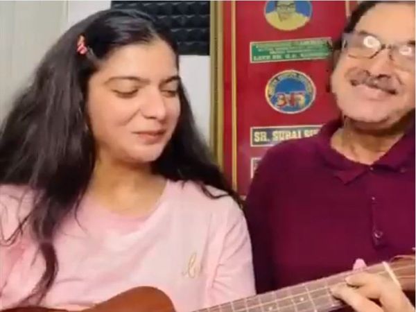 Baap Beti Viral Video Father Daughter Sing a Song Viral Video in Hindi