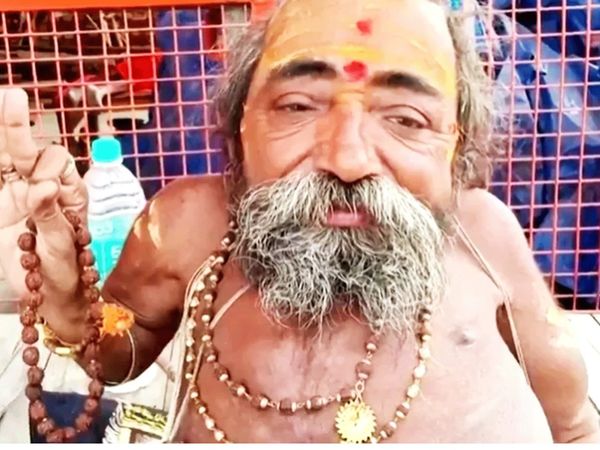  meet World's Smallest Saint Nand Giri Maharaj his height 18 inches and weight are 18 kgs he grabs attention at Kumbh Mela 2021