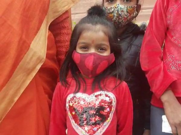 PM Modi से संसद में मिलने पहुंचे 3 बच्चे, अपने परिजनों के साथ पीएम से मिलने पहुंची बच्ची