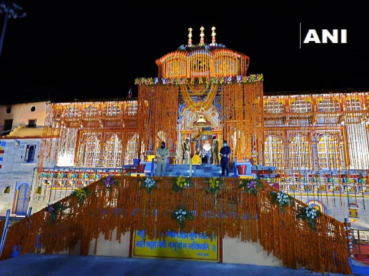 Badrinath Temple: कोरोना संकट के बीच खुले बद्रीनाथ के कपाट, मंत्रोच्चार से गूंजा मंदिर प्रांगण