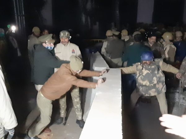 Baghpat: In swift late night move police removes protesting farmers from dharna site