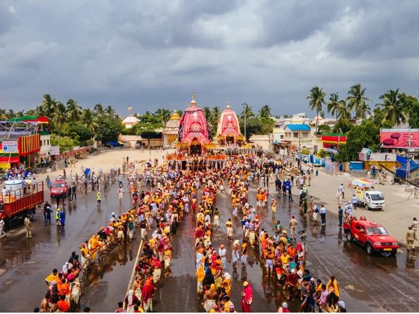 पुरी में कड़ी सुरक्षा के बीच भगवान जगन्नाथ की 'बहुदा यात्रा'