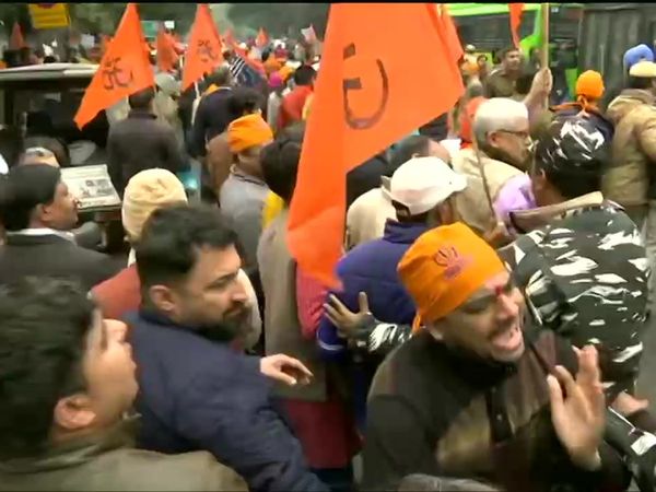VHP Bajrang Dal stage protest for anti sikh violence in Pakistan, पाकिस्तान उच्चायोग के पास विहिप-बजरंग दल का प्रदर्शन, अल्पसंख्यकों पर हमले बंद करने की चेतावनी