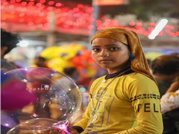 Viral Photo Balloon Seller Girl Photo Goes Viral now she became a celebrity