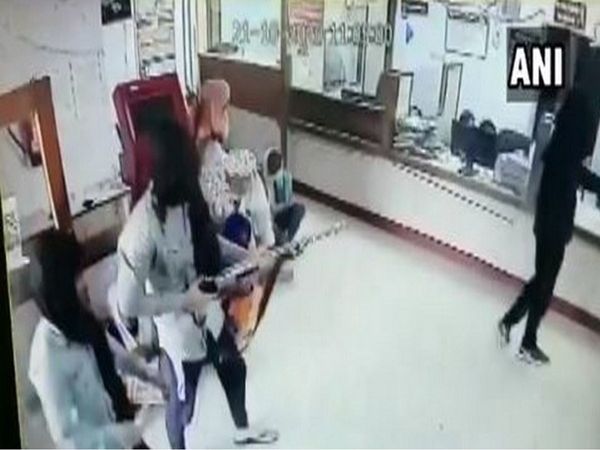 बंदूक लहराते बैंक में दाखिल हुए नकाबपोश, फिल्‍मी अंदाज में बैंक से लूटे 7 लाख रुपये [Video]