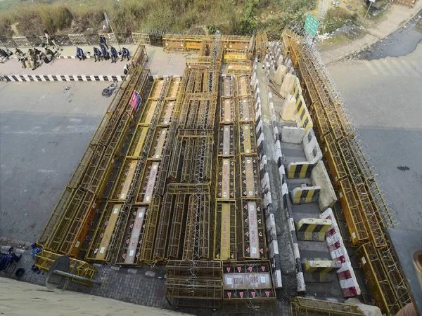 बार्डर की घेरेबंदी पर दिल्ली पुलिस की सफाई, हम सिर्फ सुरक्षा घेरे को और मजबूत बना रहे हैं