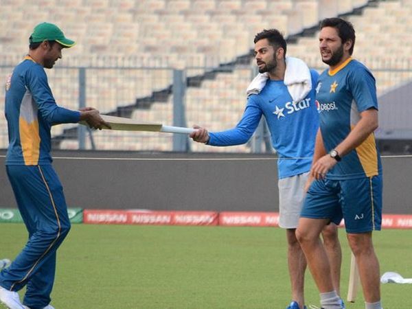 India vs Pak 2022: When Virat Kohli gifted his bat to Mohammad Amir, Check top friendship moments of India Pakistan Match