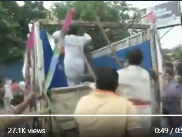 BJP workers beat up workers of Pappu Yadav's Jan Adhikar Party (JAP) in Patna