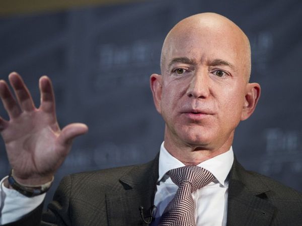  Jeff Bezos to Step Down as Amazon CEO this year