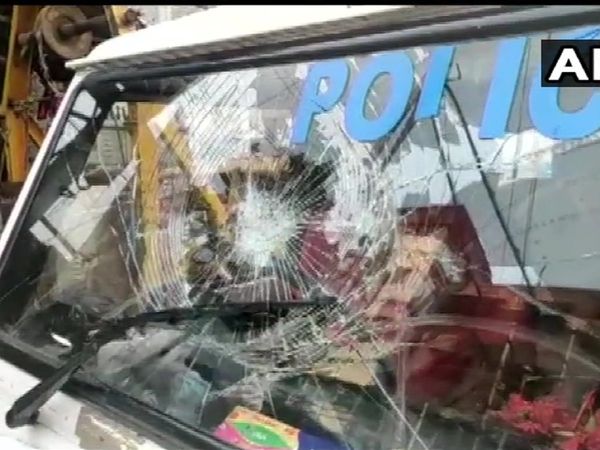 West Bengal: लॉकडाउन को धता बताते हुए बाजार में उमड़ी भीड़, पुलिस ने रोका तो कर दिया पथराव, Video