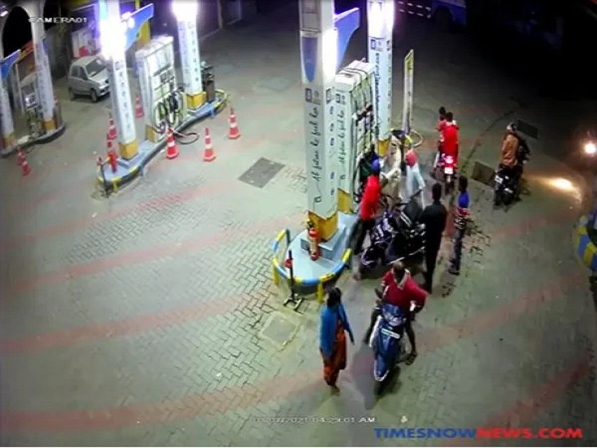 कैमरे में कैद हुई पेट्रोल पंप के कर्मचारियों से लूट की घटना, हथियार दिखाकर हजारों रुपये छीन फरार हुए बदमाश