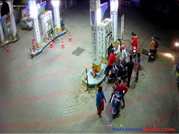 कैमरे में कैद हुई पेट्रोल पंप के कर्मचारियों से लूट की घटना, हथियार दिखाकर हजारों रुपये छीन फरार हुए बदमाश