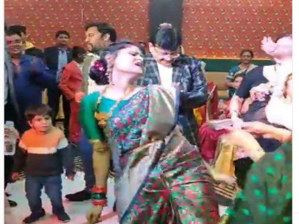 Dance Video Desi Bhabhi Dance on Punjabi Song Watch Viral Video