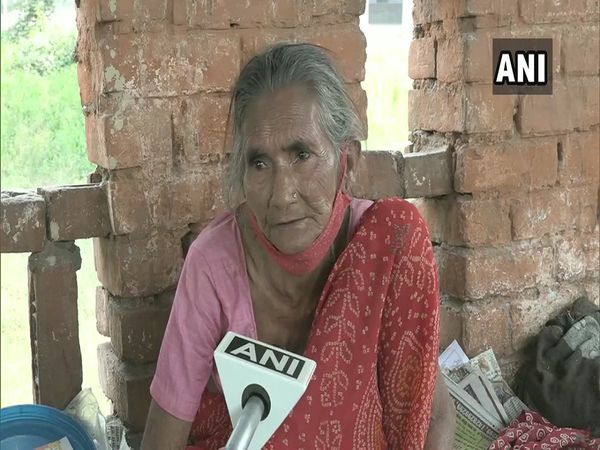 आगरा की रोटी वाली अम्मा को अब भी इंतजार, उम्र के पहाड़ ने हौसले के डिगने न दिया