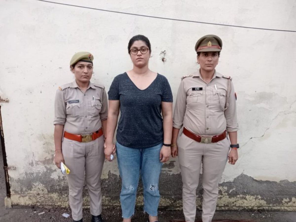 'गालीबाज' मैडम का गुरूर चकनाचूर, पुलिस की गिरफ्त में लटका दिखा मुंह, बोले लोग- बदतमीजी का अंत ऐसा हुआ
