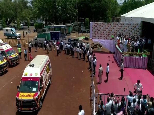 MP CM Shivraj singh chouhan Launched sanjeevani app shows green flag to 108 ambulances and janani express vehicles in bhopal