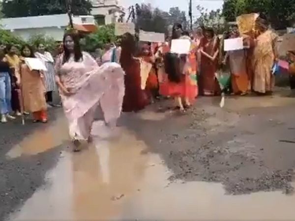 गड्ढ़ों से भरी सड़कें, कीचड़... महिलाओं ने विरोध के लिए अपनाया अनोखा तरीका, वायरल हो रहा कैटवॉक