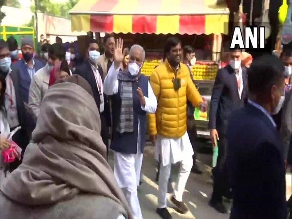 assembly elections 2022, UP Assembly elections 2022, Congress, Bhupesh Baghel door to door campaign,