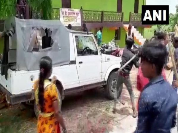 उग्र भीड़ ने पुलिस की गाड़ी में भी तोड़फोड़ की