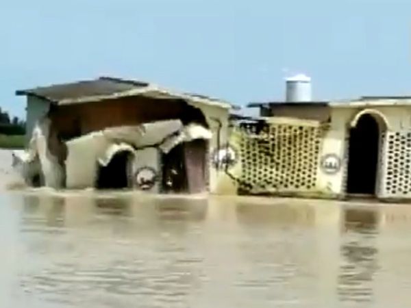 दरभंगा जिले के एक गांव में उप-स्‍वास्‍थ्‍य केंद्र की इमारत पानी में बह गई