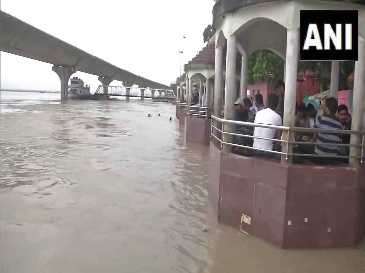 Bihar Flood 2021: बिहार में नदियां उफान पर, बाढ़ से आम लोग सड़कों पर शरण लेने के लिए मजबूर